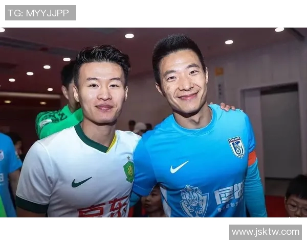 两位足球巨星同框合影展现友谊与竞技精神的精彩瞬间