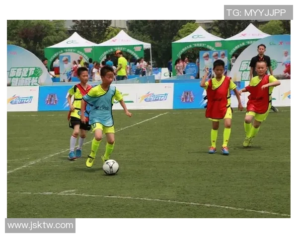 青春足球明星高清帅照展现运动魅力与青春活力的完美结合